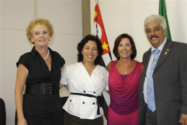 Homenageada do Presidente da Câmara José Carlos Rodriguez, Helena Olai Morine Dovalo, Prefeita de Guarujá e a esposa do Presidente, Matilde Rodriguez.